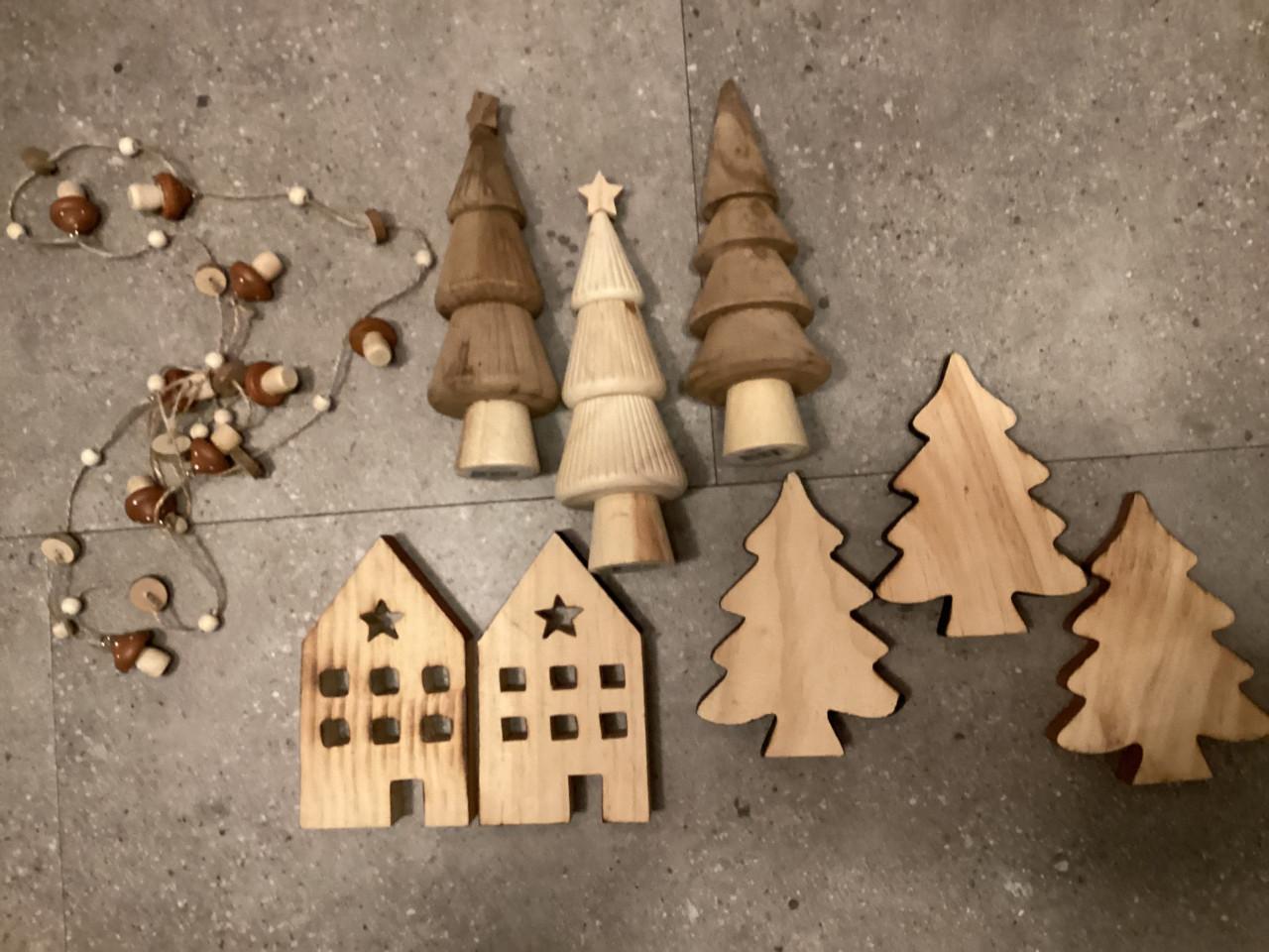 Div.Kerst decoratie,s Hertjes ,houten huisjes ,boompjes