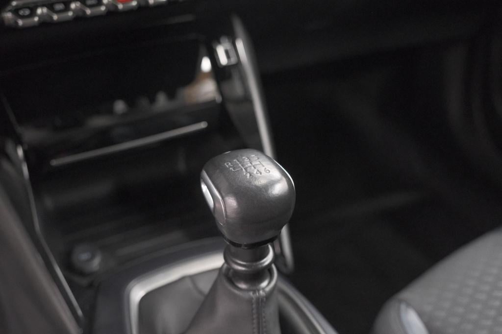 Peugeot 2008 puretech 130 allure pack | trekhaak | adaptieve cruise control
