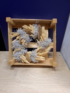 Leuk kratje met droogbloemen