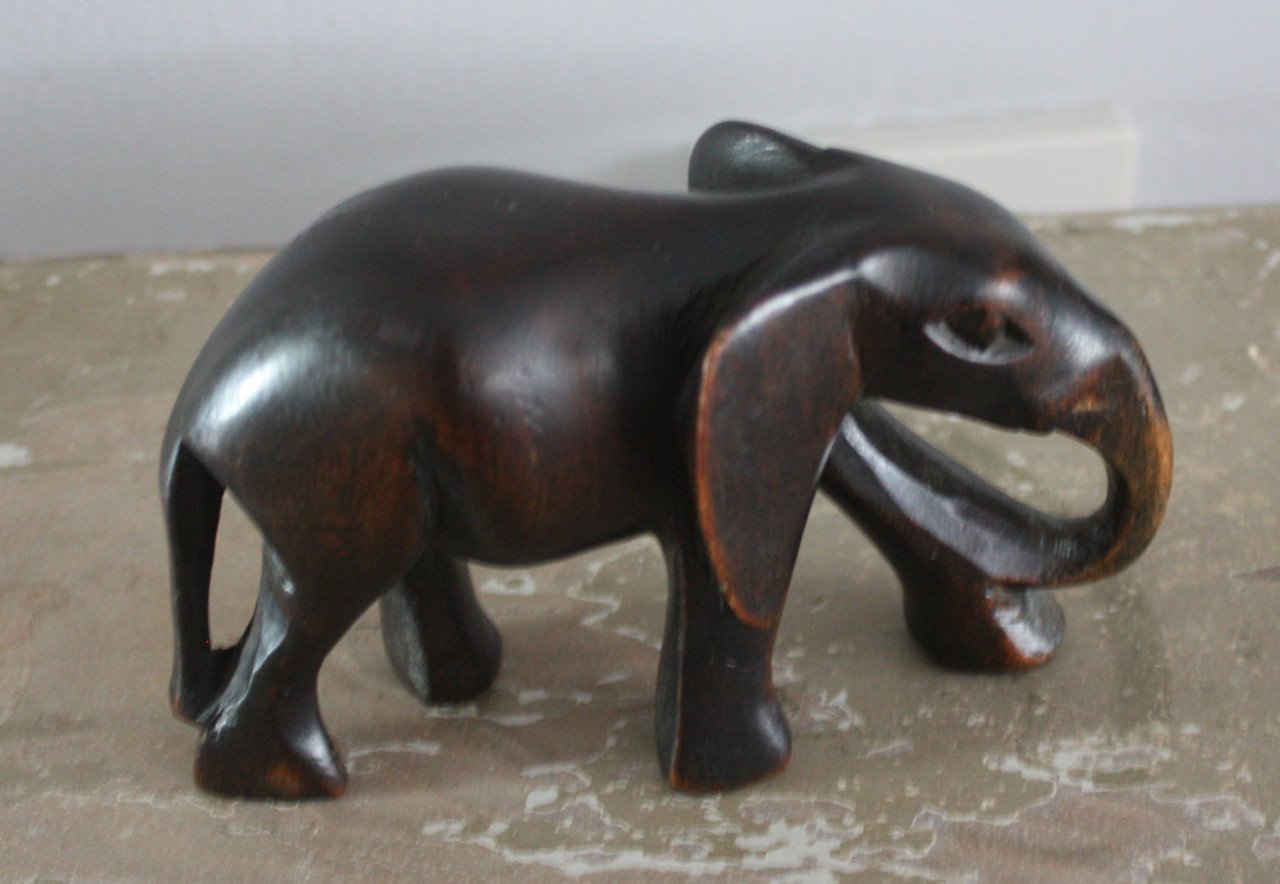 Houten oliefant beeld