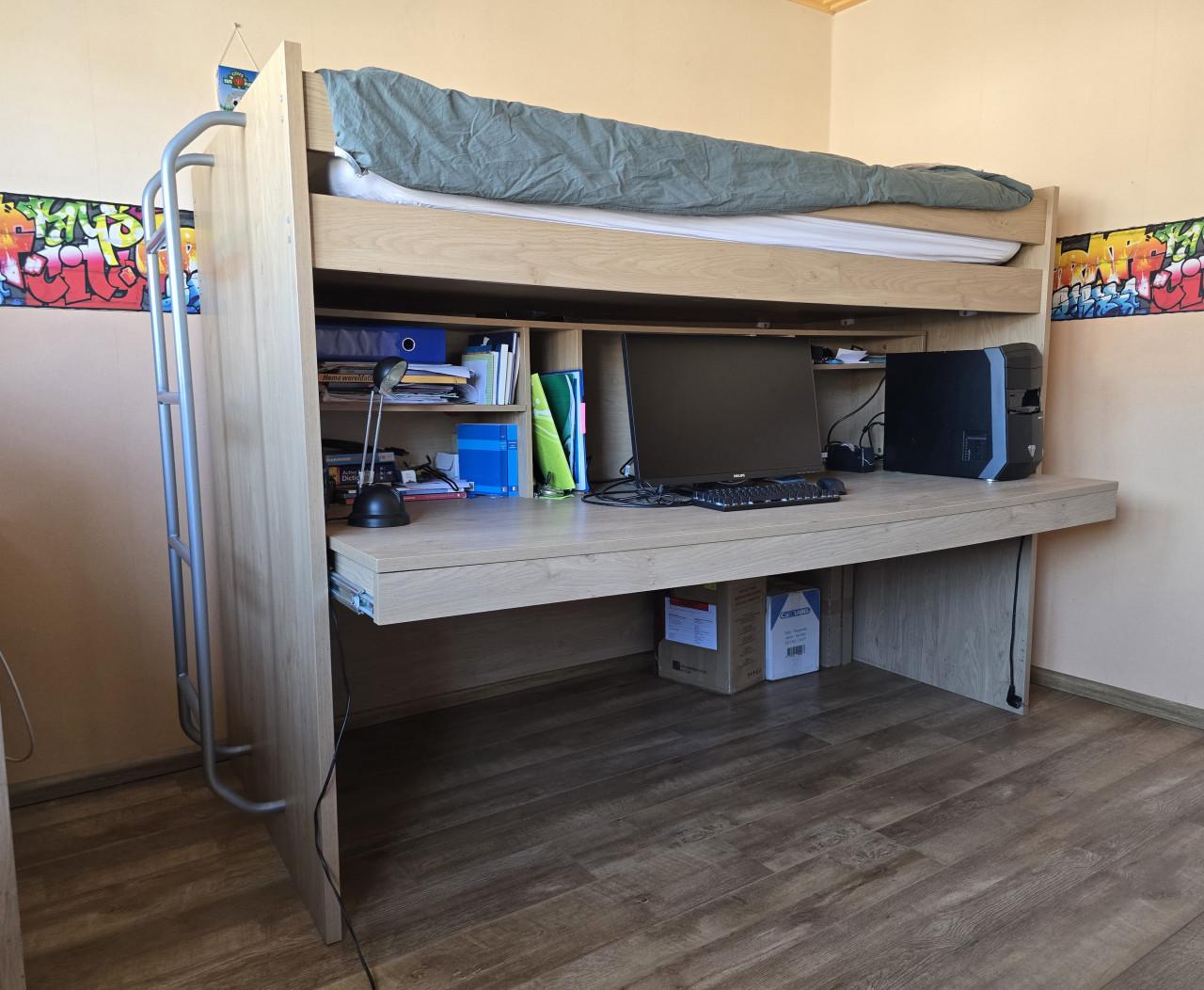 Hoog slaper en bureau ineen