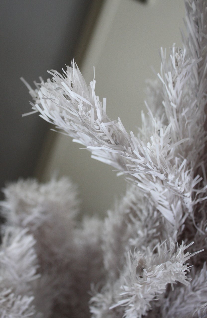 Witte kerstboom hij is 150 cm hoog