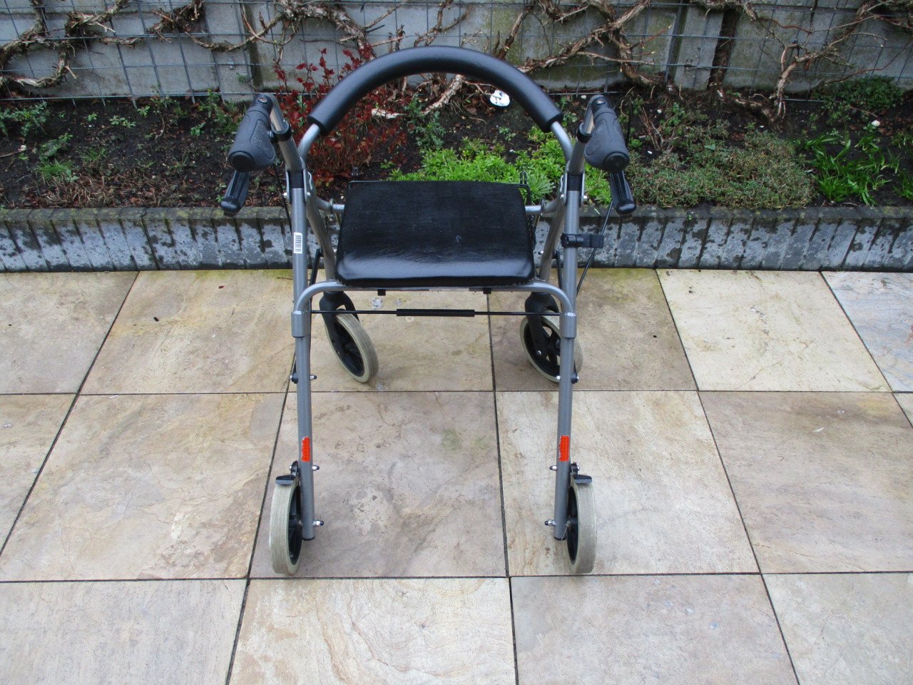 Bijna nieuwe opvouwbare lichtgewicht rollator met zitje mand en rugsteun
