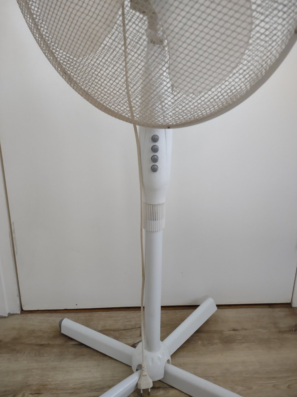 Witte staande ventilator, verschillende standen. 45W.