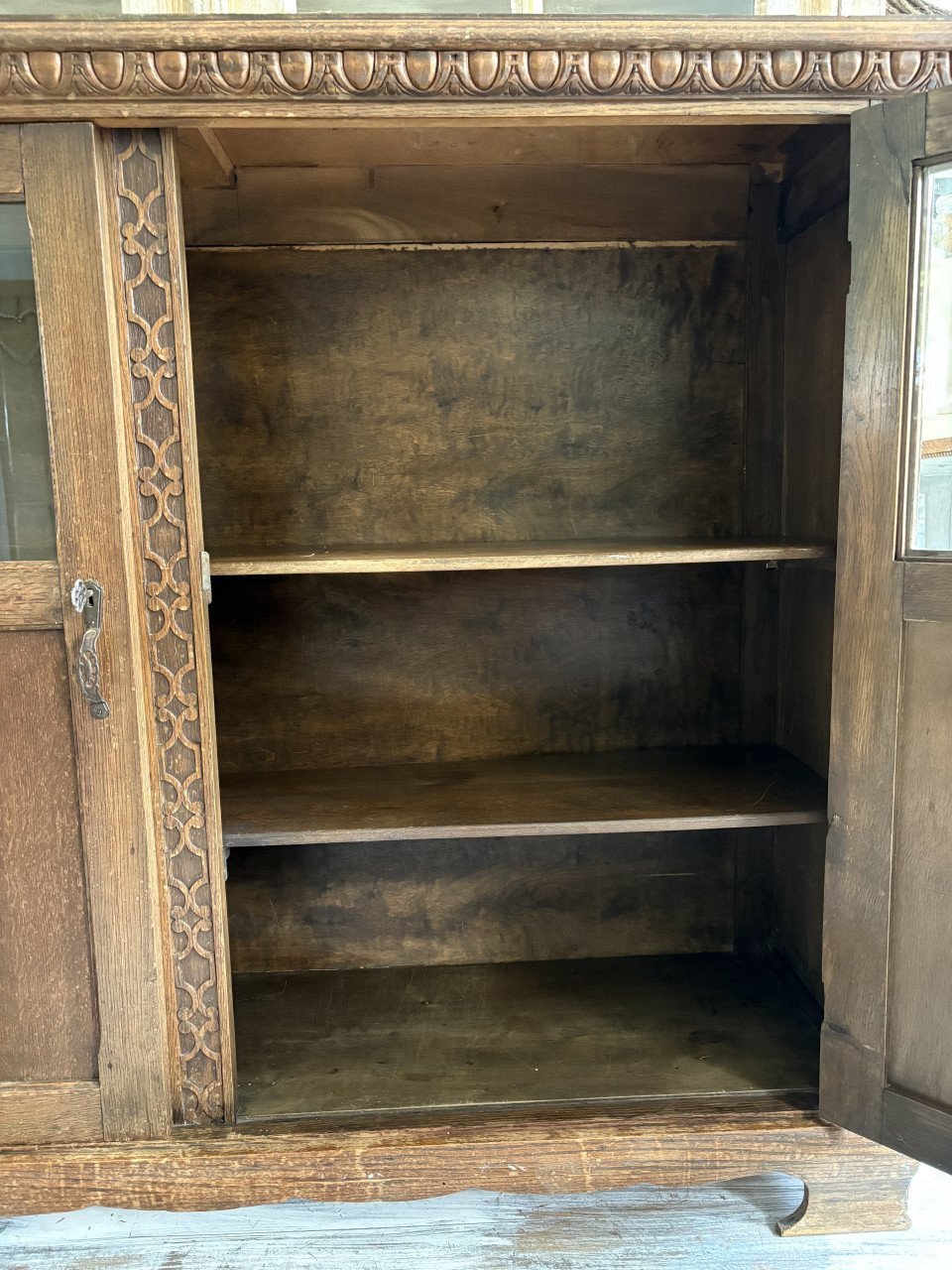 Oude kast met 2 deuren