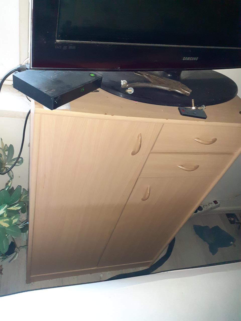 Kastje hoog voor Meiden-kamer..??...voor TV..?