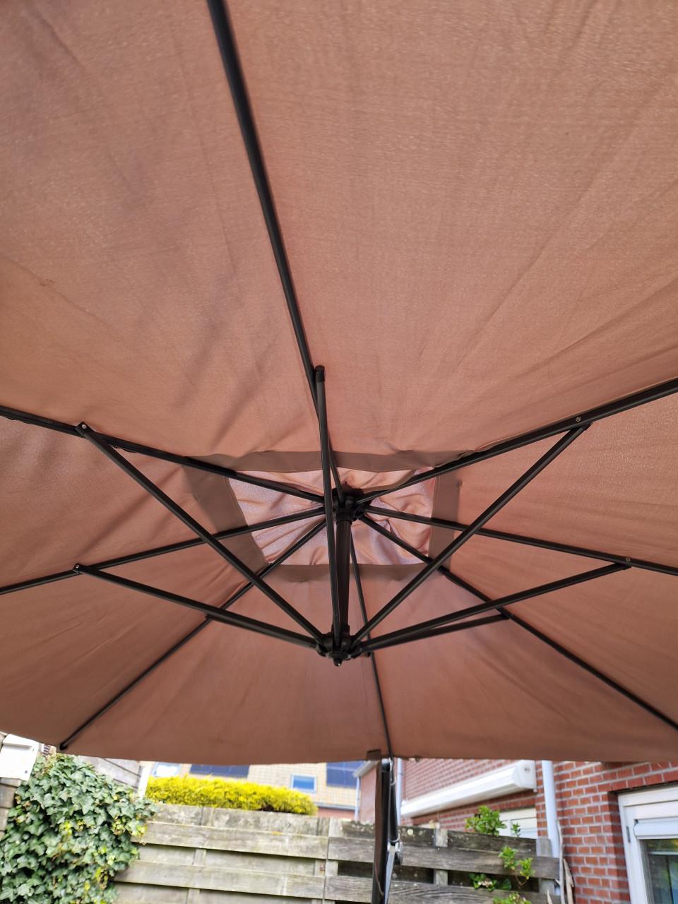 Zweefparasol met voet - gebruikssporen