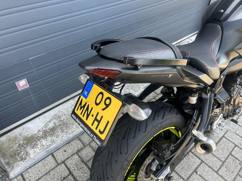 Yamaha MT07 uit nov 2015 met 43 dkm, comfortzadels, handkappen etc €4950,-