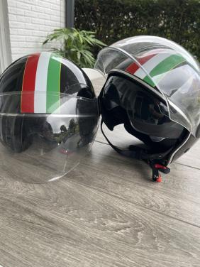 Te koop: 2 helmen van het merk Vinz