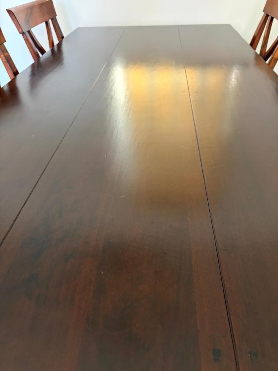 Tafel en zes stoelen donker massief kersenhout