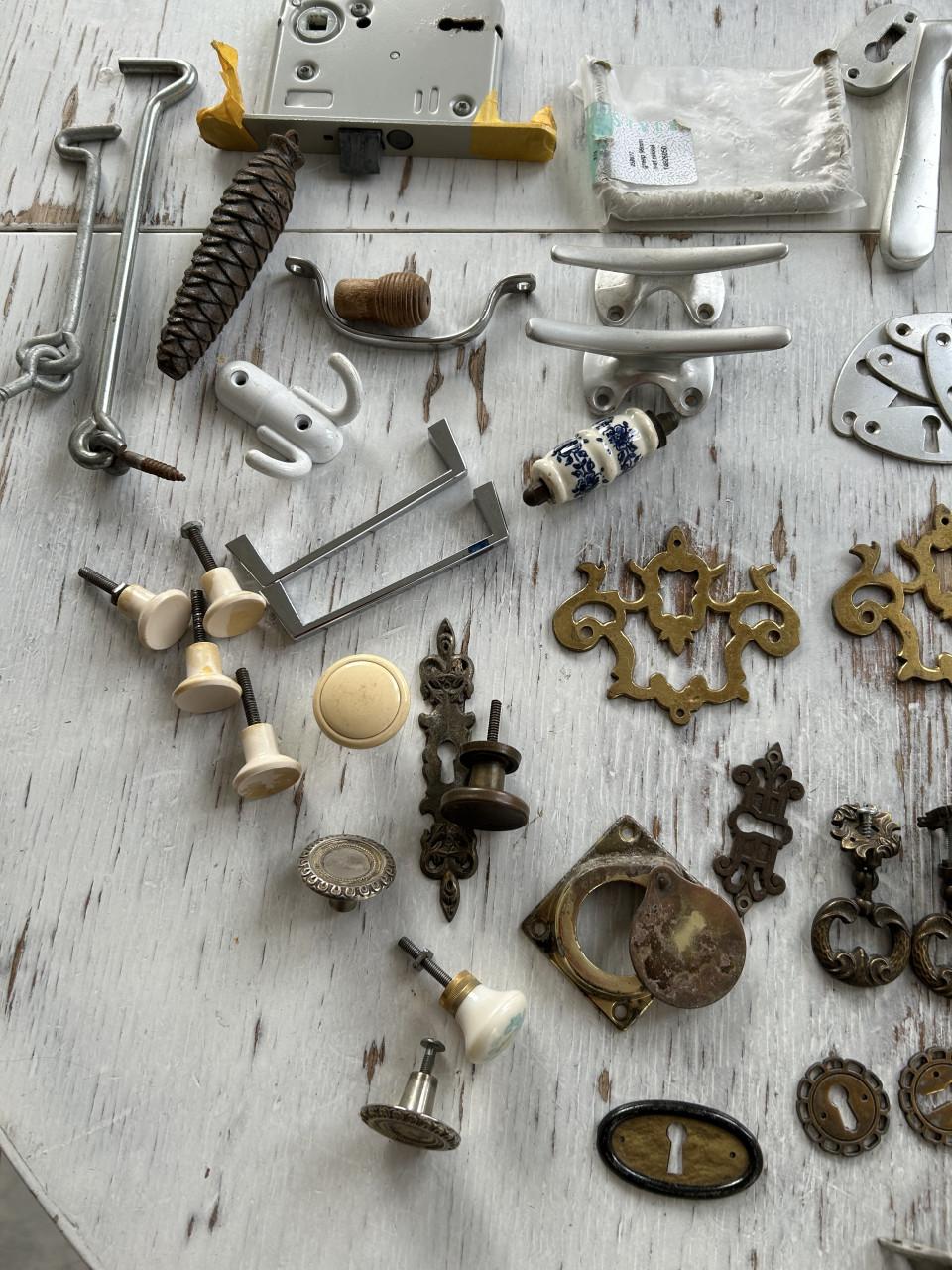 Allerlei hang en sluitwerk.