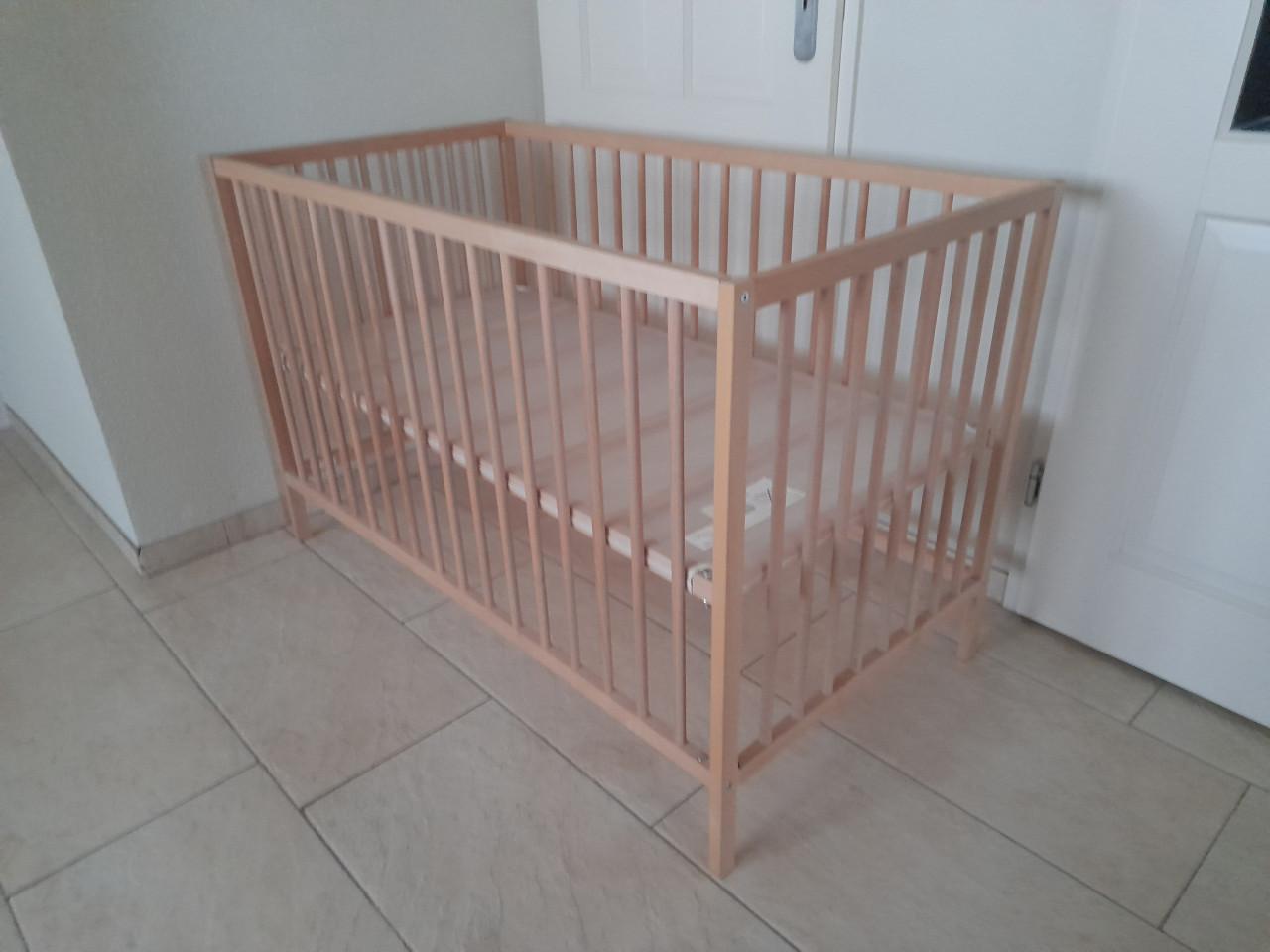 Ledikantje in hoogte verstelbaar 60 x 120 (z.g.a.n.)