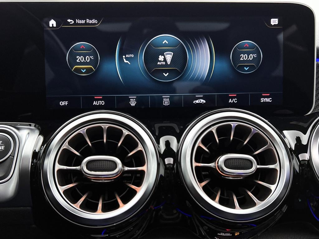 Mercedes-Benz Glb 180 business solution amg | panoramadak | sfeerverlichtin