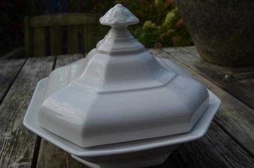 Fraaie 8 kantige terrine in prima staat