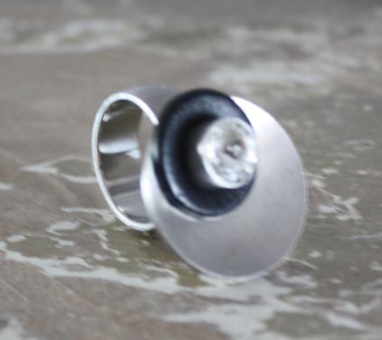 Zilverkleurige ring met met steen