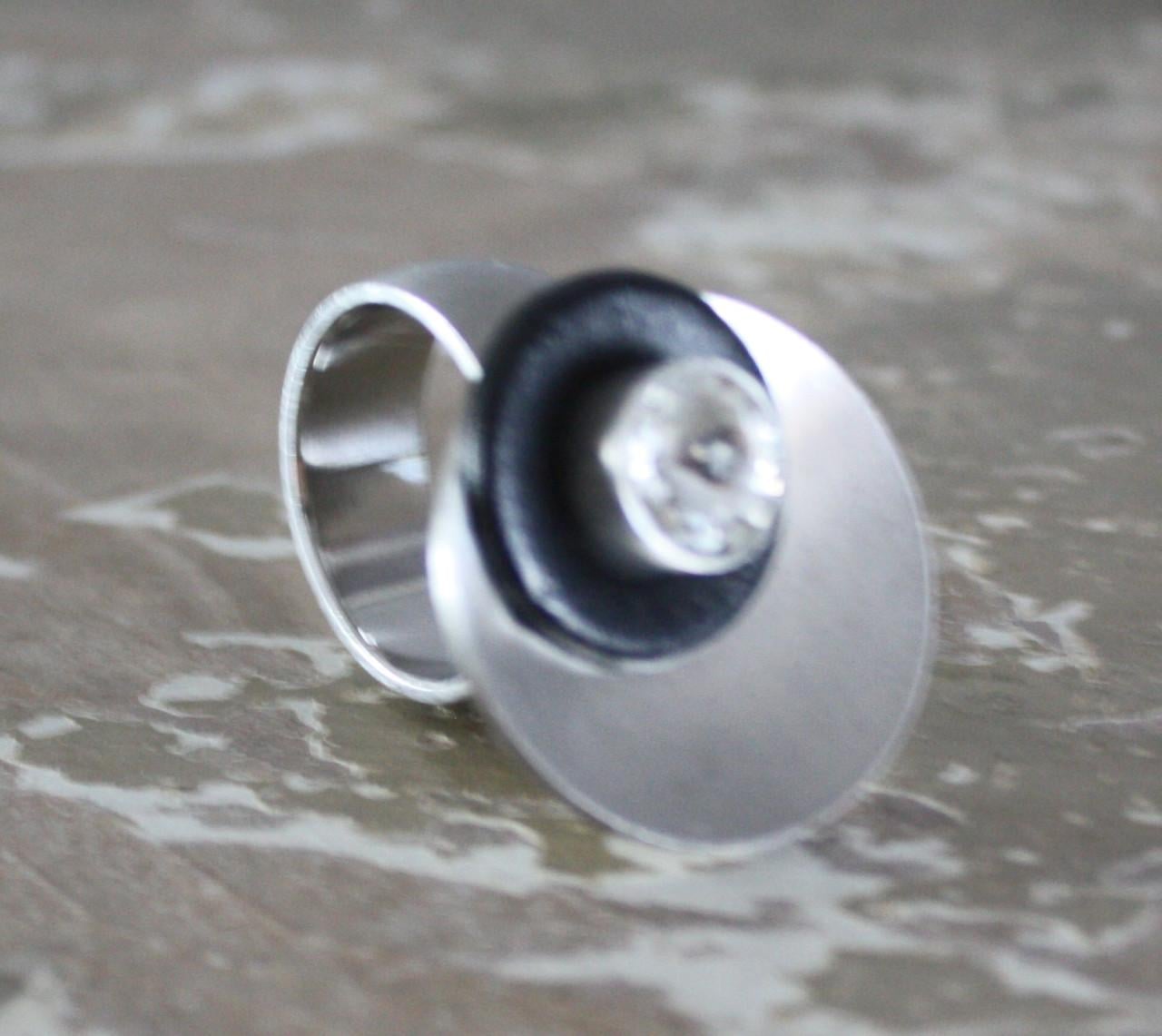 Zilverkleurige ring met met steen