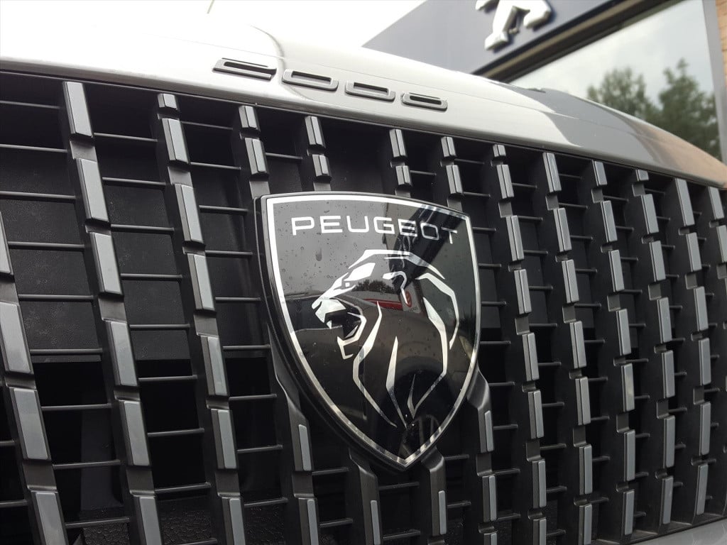 Peugeot 2008 1.2 puretech 100pk allure | navigatie | bluetooth | applecarpl