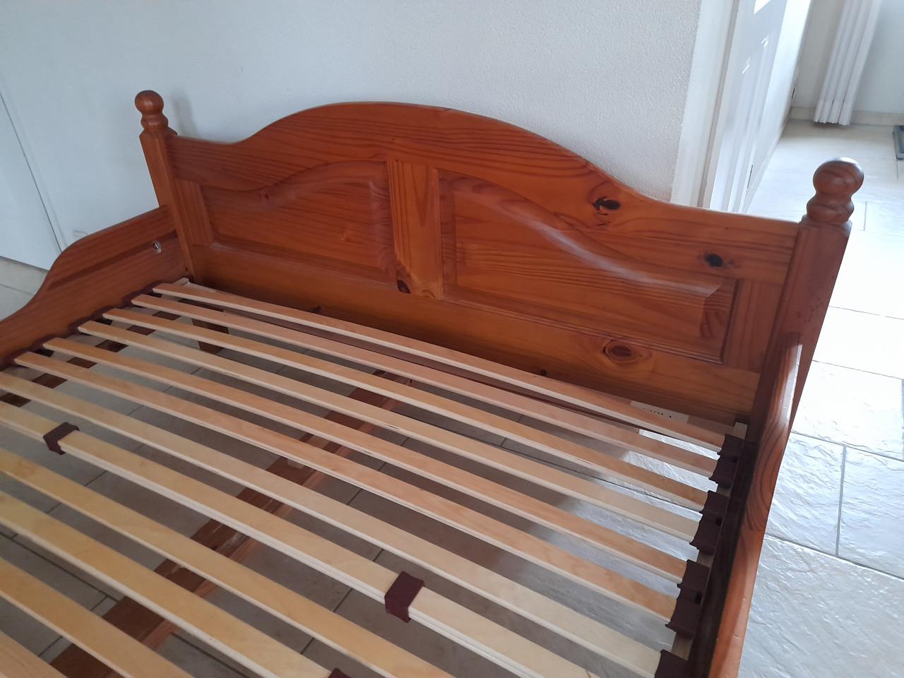 Houten bed 140 x 200 ( in goede nette staat )