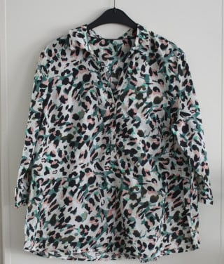 Blouse met kleurrijke panterprint maat 42