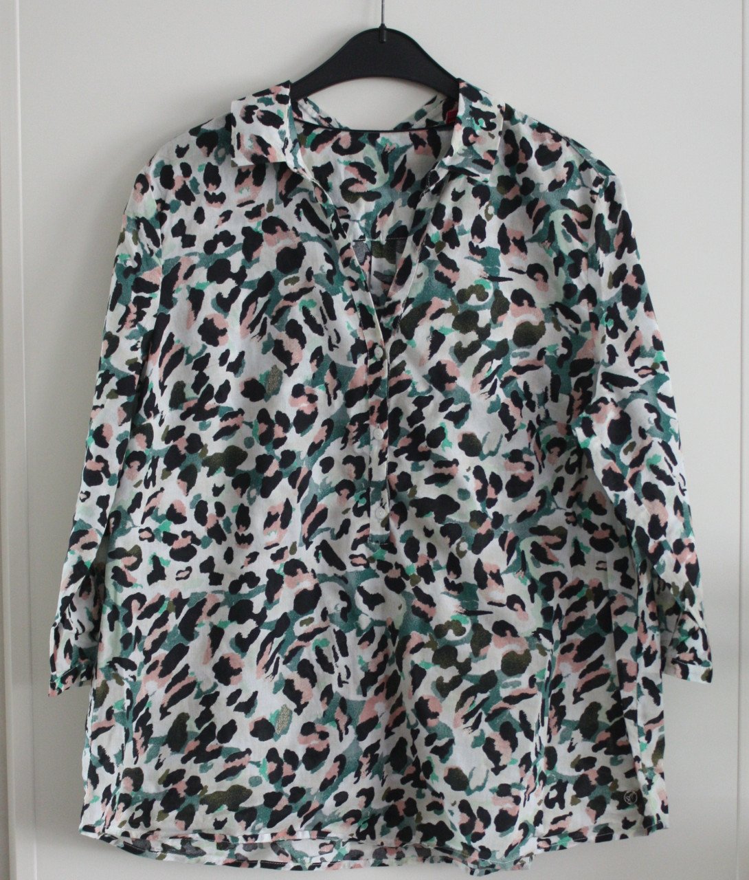 Blouse met kleurrijke panterprint maat 42