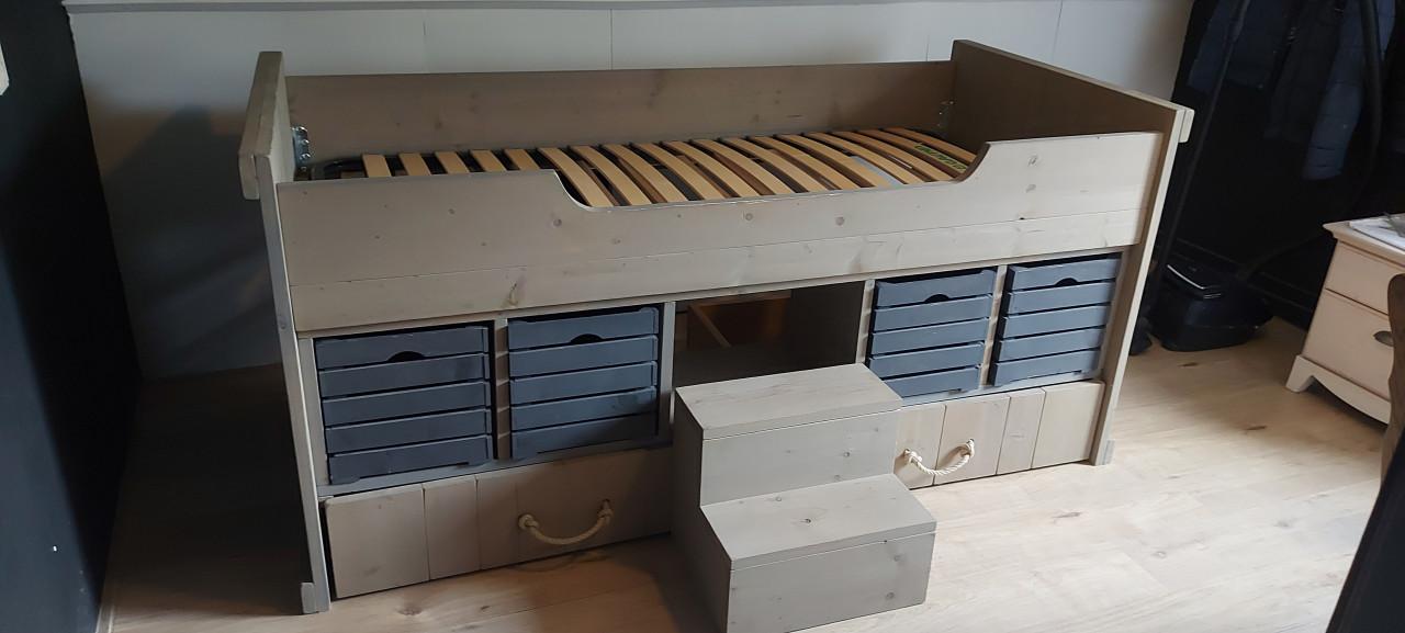 Bed, half hoogslaper.