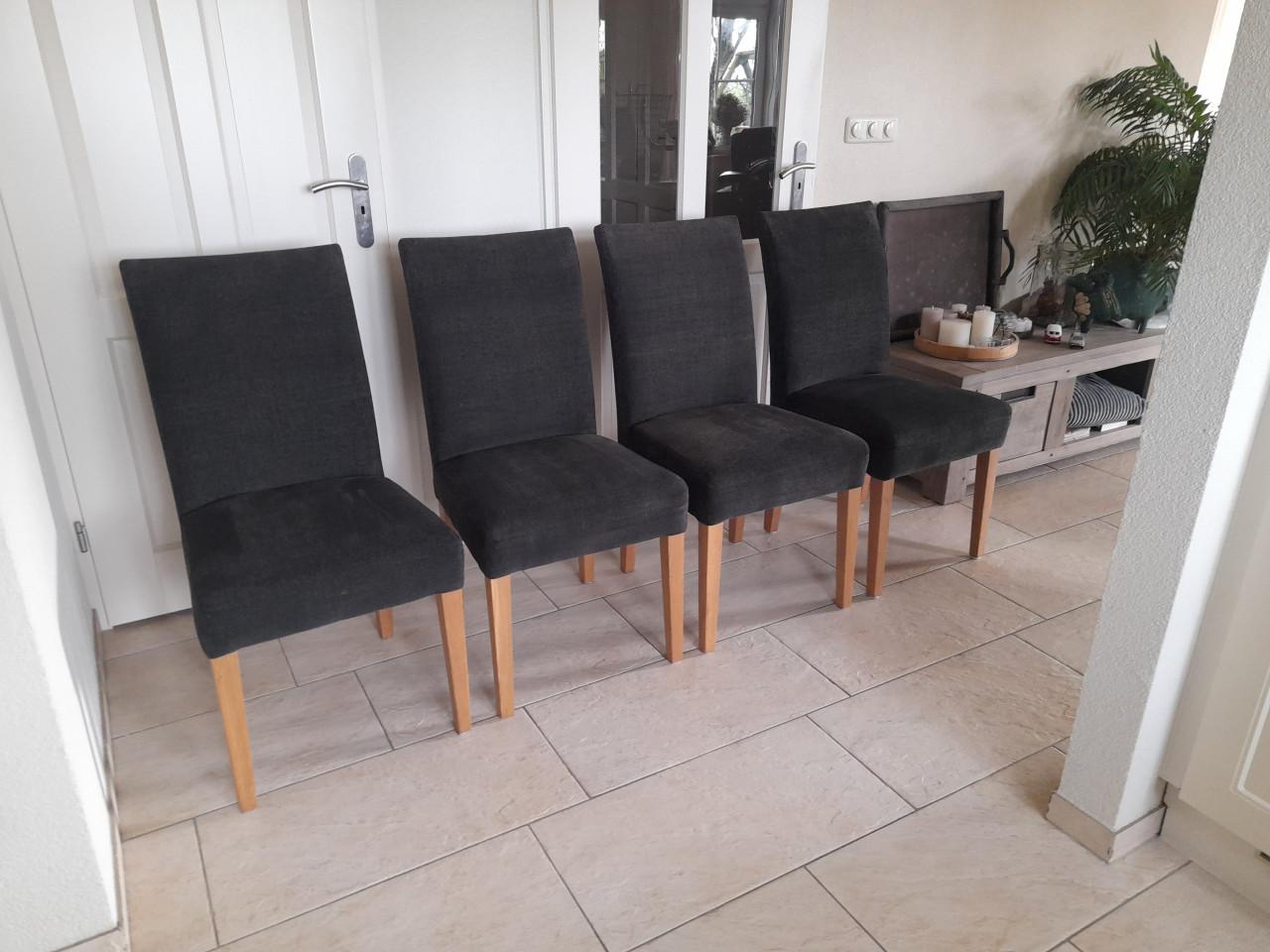 4 Prima Stoelen ( in goede nette staat )
