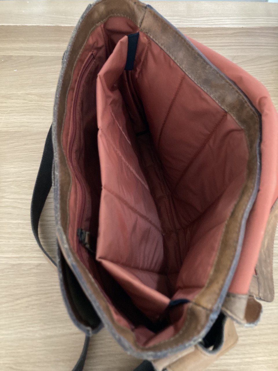 Bruin leren schoudertas voor school of werk