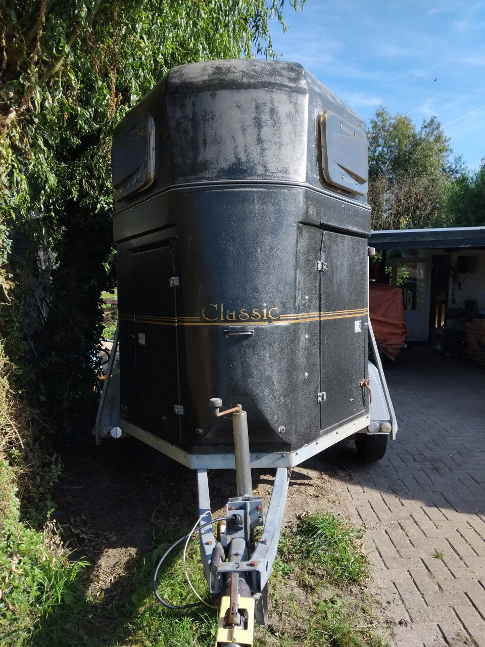 Vol polyester 2 paards trailer  met zadelkamer