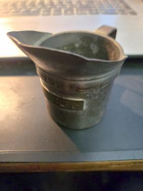 Oude metalen melkmaat van 1 deciliter, H. Houtgraaf (H.G.)  1930-1931