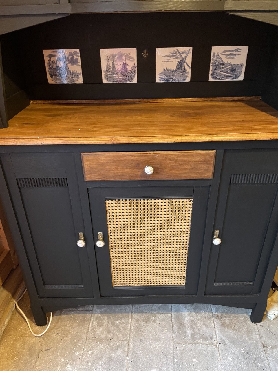 Ter koop: Unieke vintage Buffetkast met glas in lood