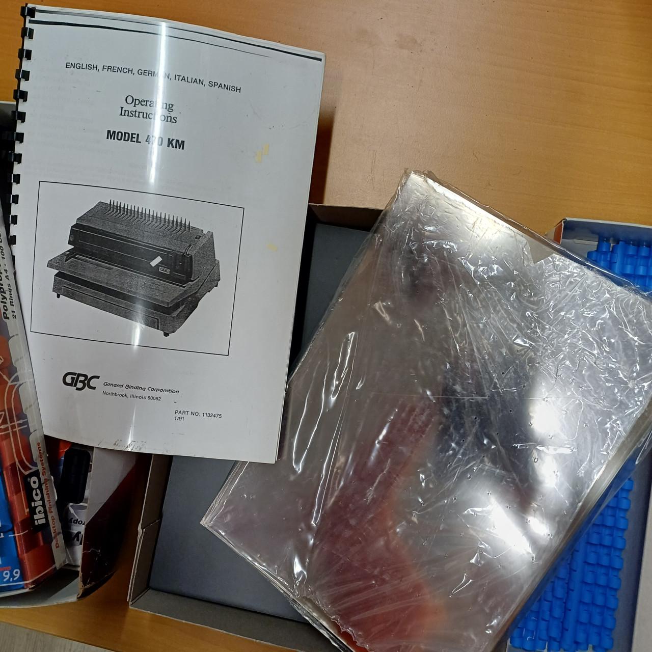 Inbindmachine (GBC model 470 KM) voor je eigen mappen te maken