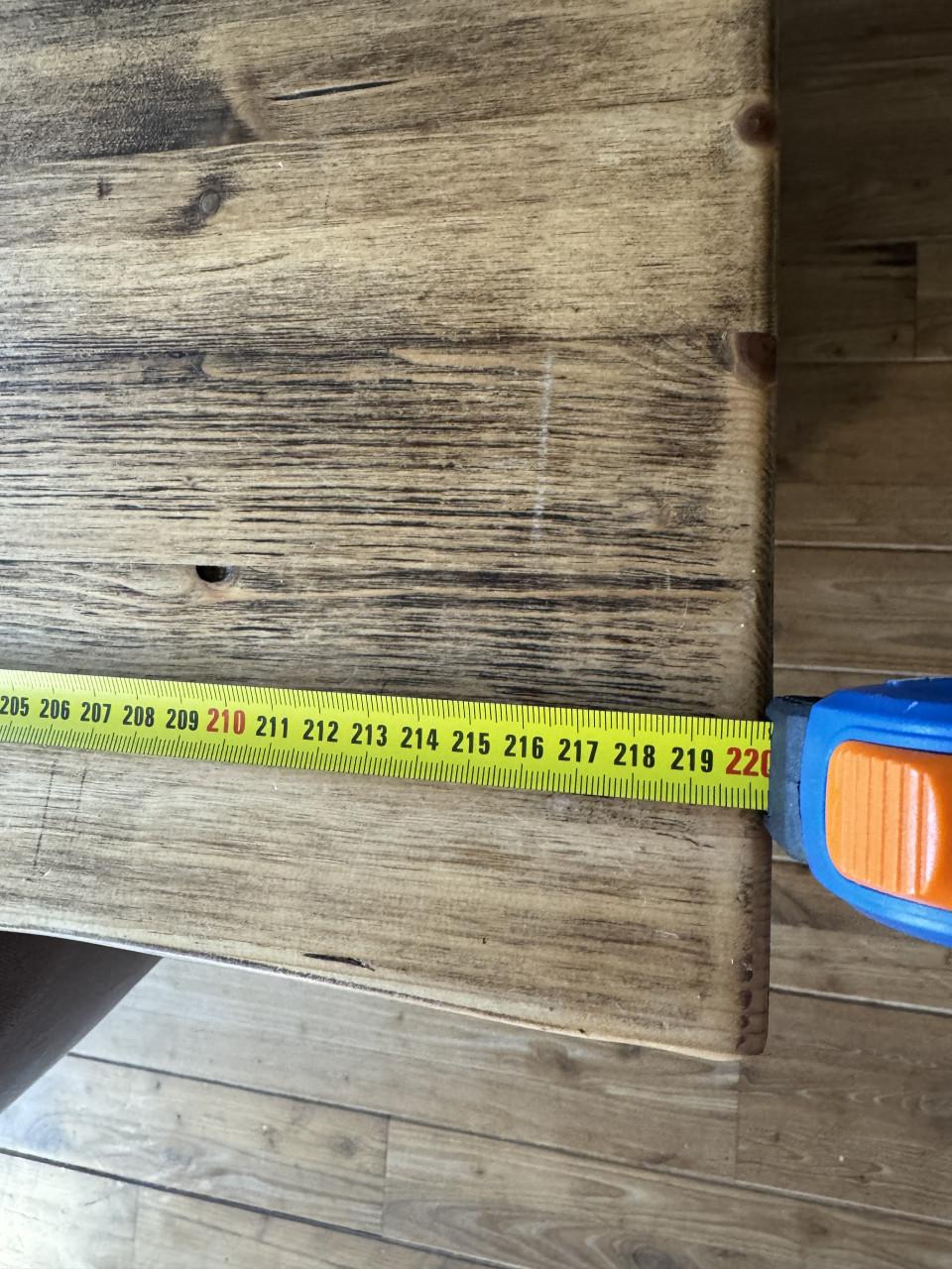 Robuuste eettafel met metalen poot
