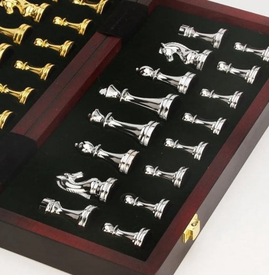 Schaakset met Metalen Stukken in Houten Doos