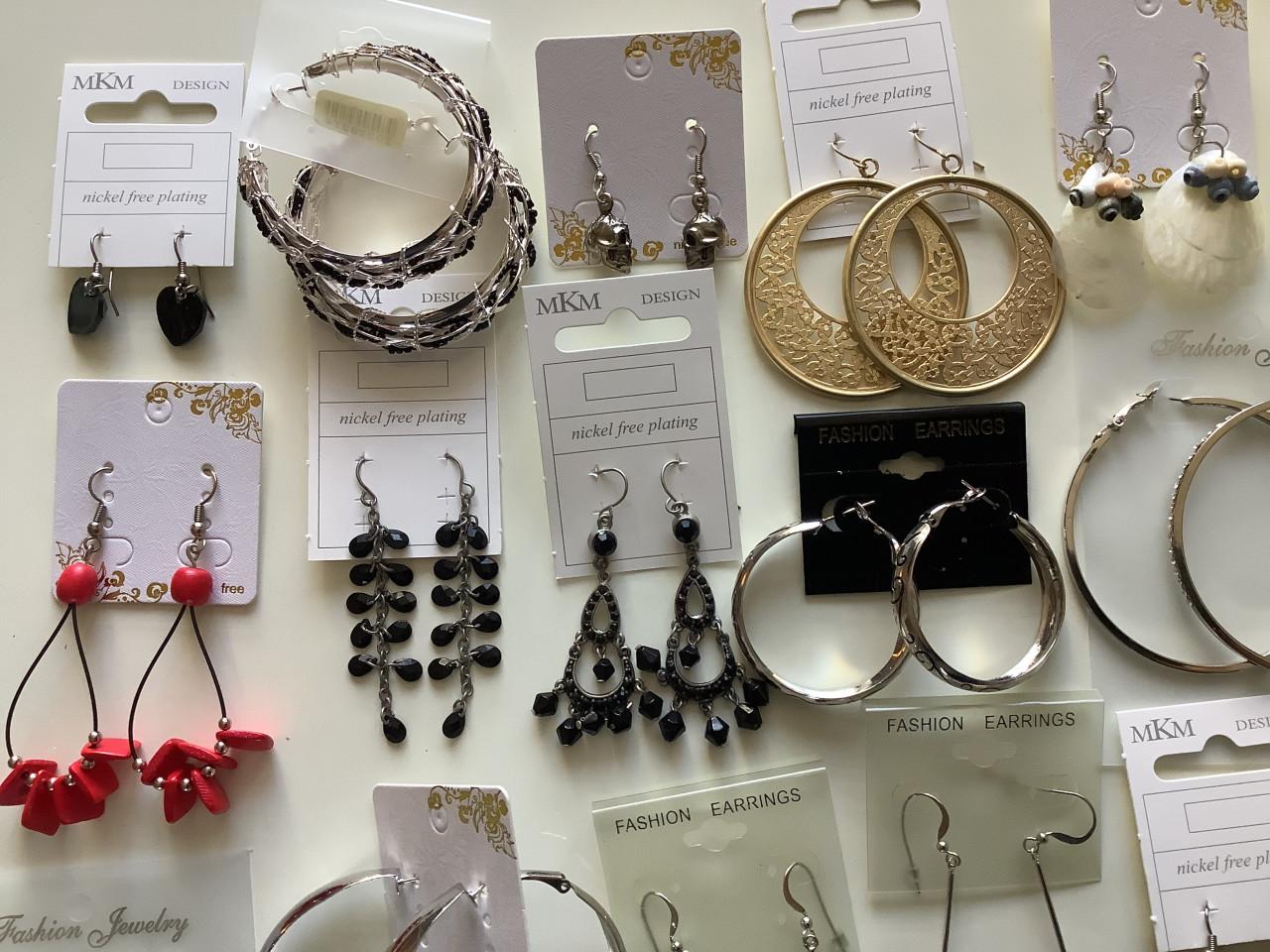 Partij prachtige oorbellen.  ( partij 43)