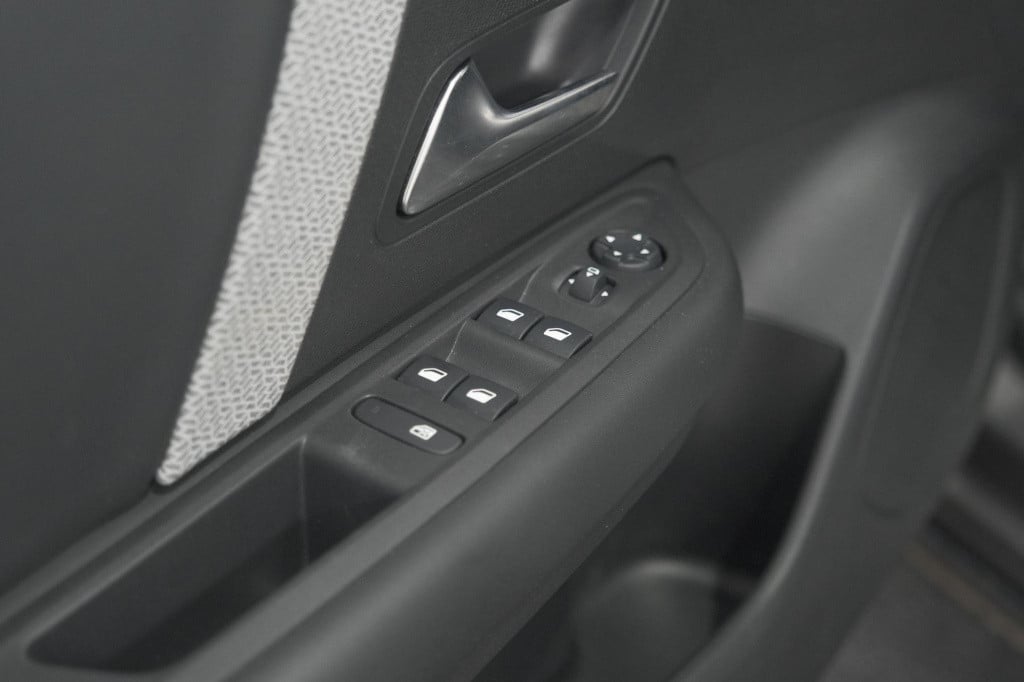 Citroen C4 puretech 130 eat8 shine | camera | dodehoekdetectie | head-up di