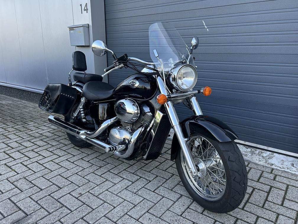 **VERKOCHT** Honda VT750C2, 1999, 32 dkm, lederen koffers, sissybar €3500,-