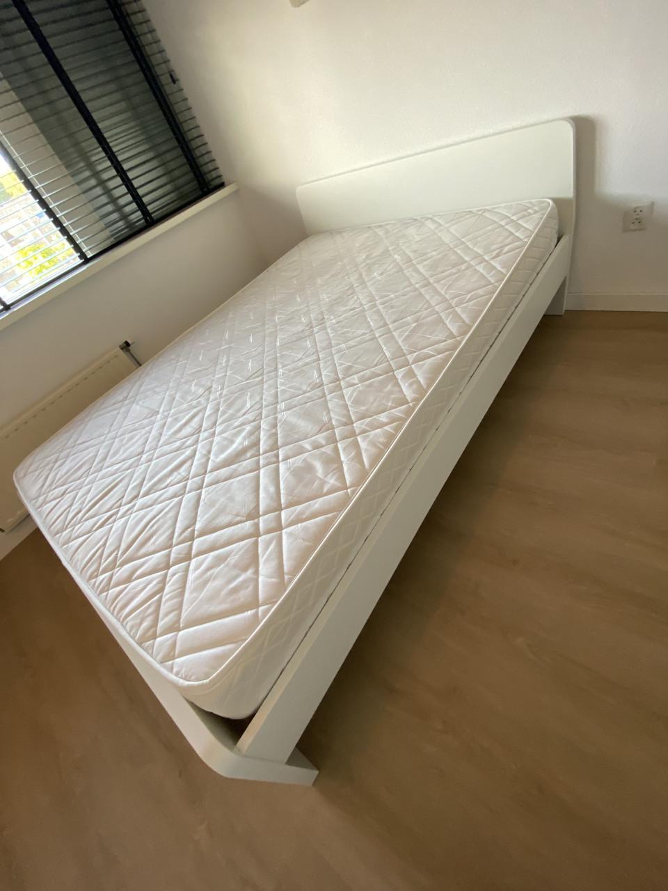 Bed 140x200 cm wit met verstelbare bodems