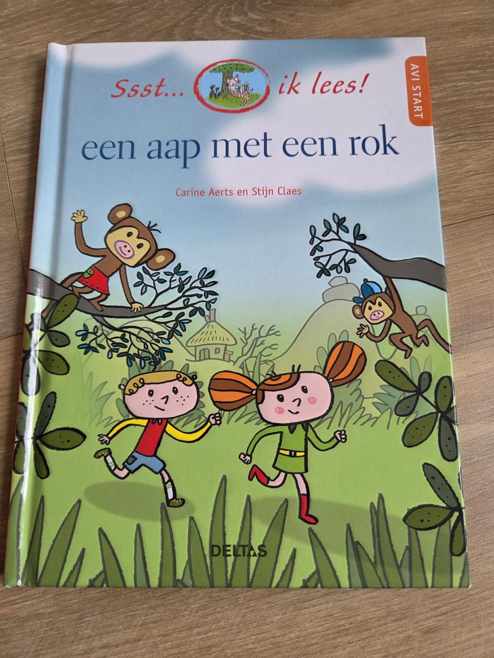 Een aap met een rok