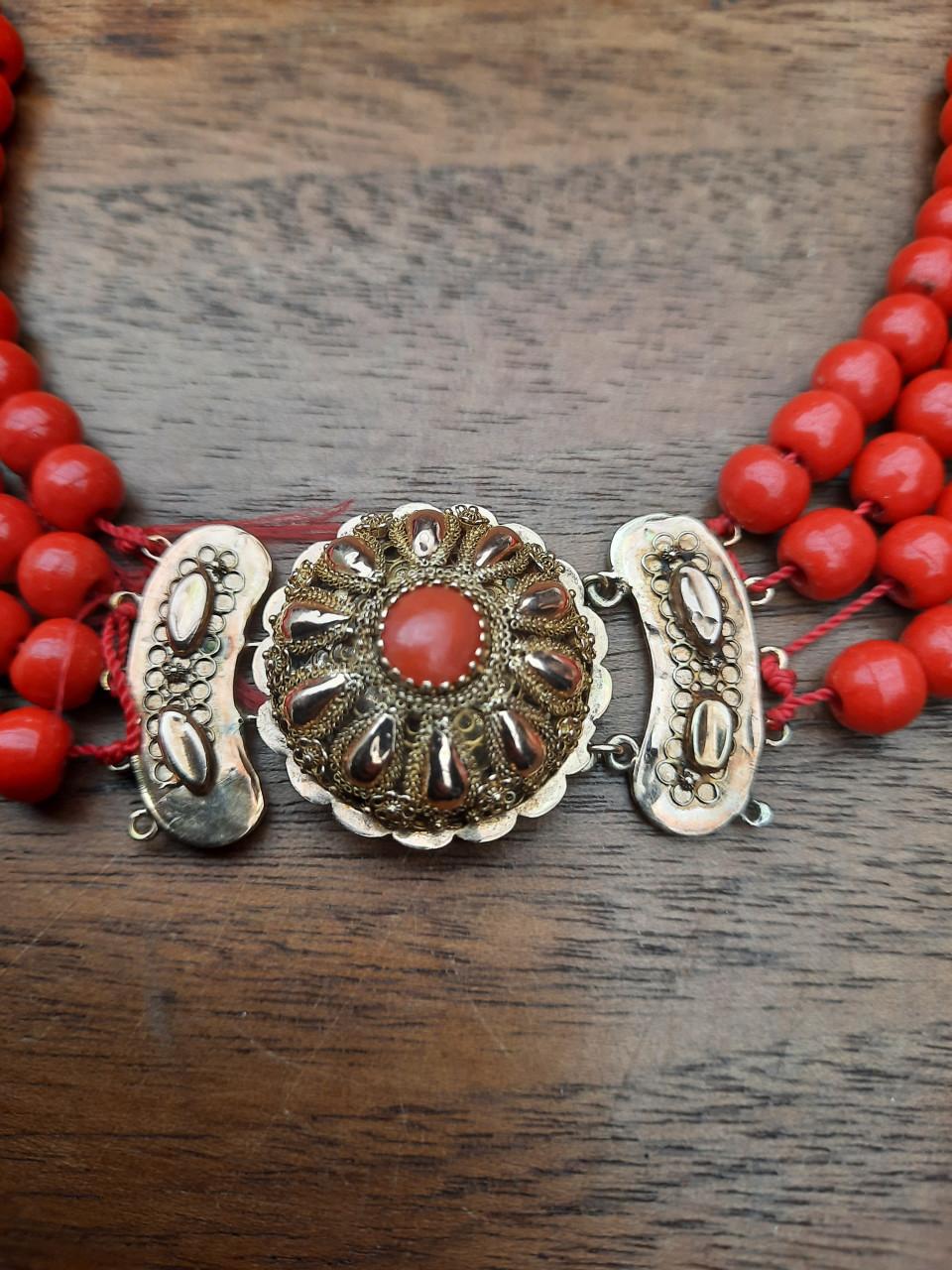 Rode kralen ketting met fraai gouden slot.