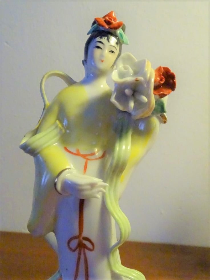 2 Beeldjes Geisha met bloemen Porselein