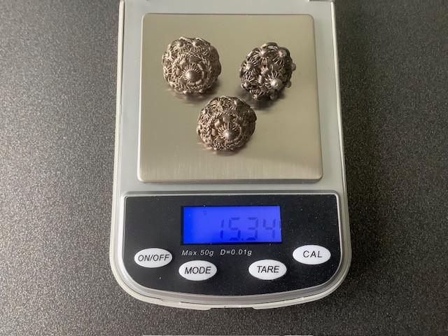 Zeeuwse knop (klederdracht) , zilver.