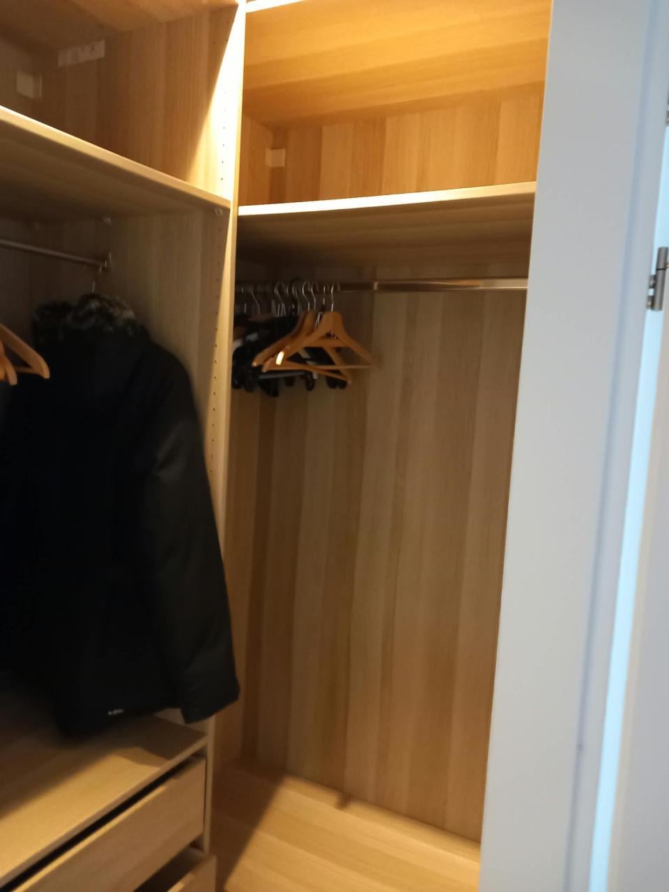 Walk in closet van Ikea ,zie foto.