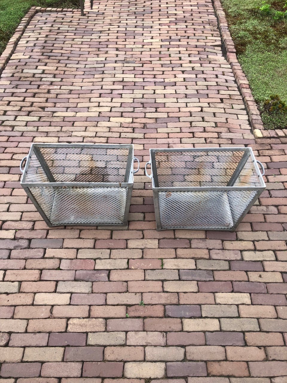 2 metalen manden.