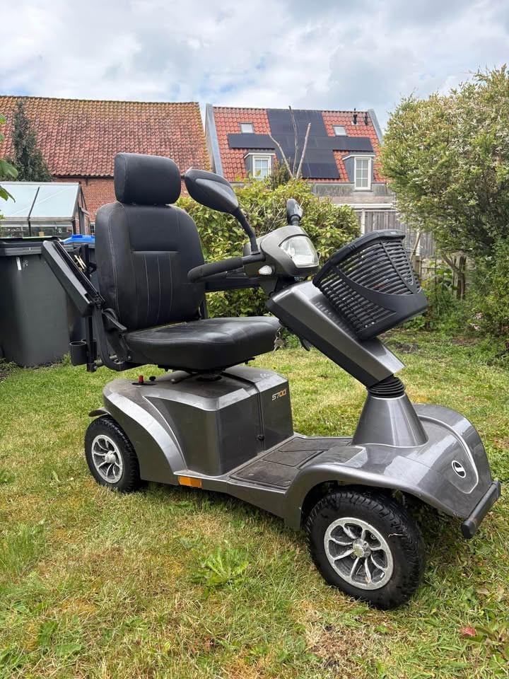 Nette en comfortabele Sterling S700 scootmobiel in goede staat.