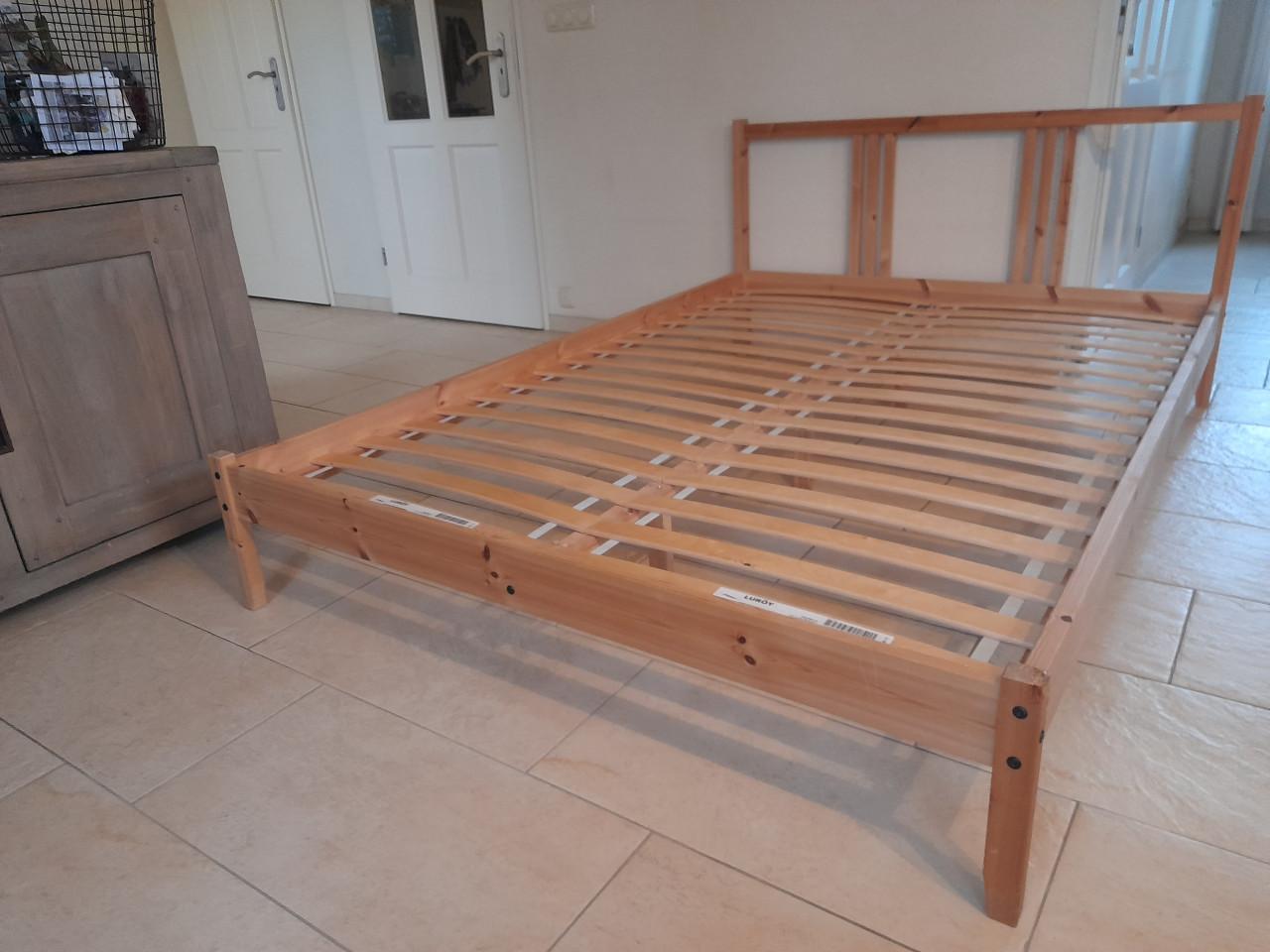 Houten bed 140 x 200 (in goede staat)