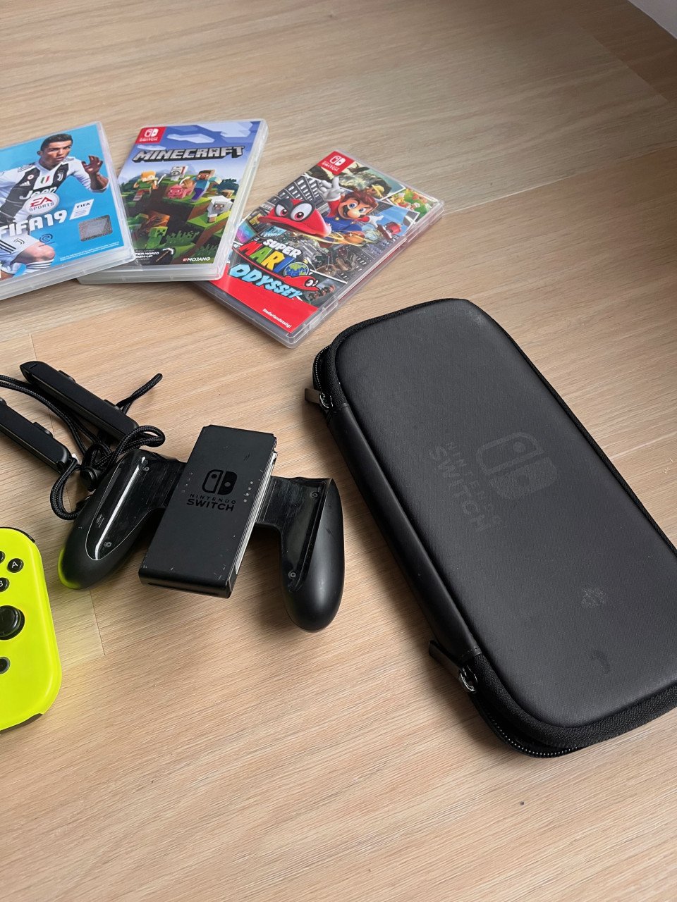 Nintendo Switch + extra controller + 6 games