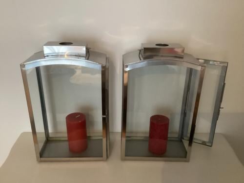 2 moderne windlichten