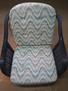 Zwarte vintage rotan stoel (incl. 2 losse kussens)