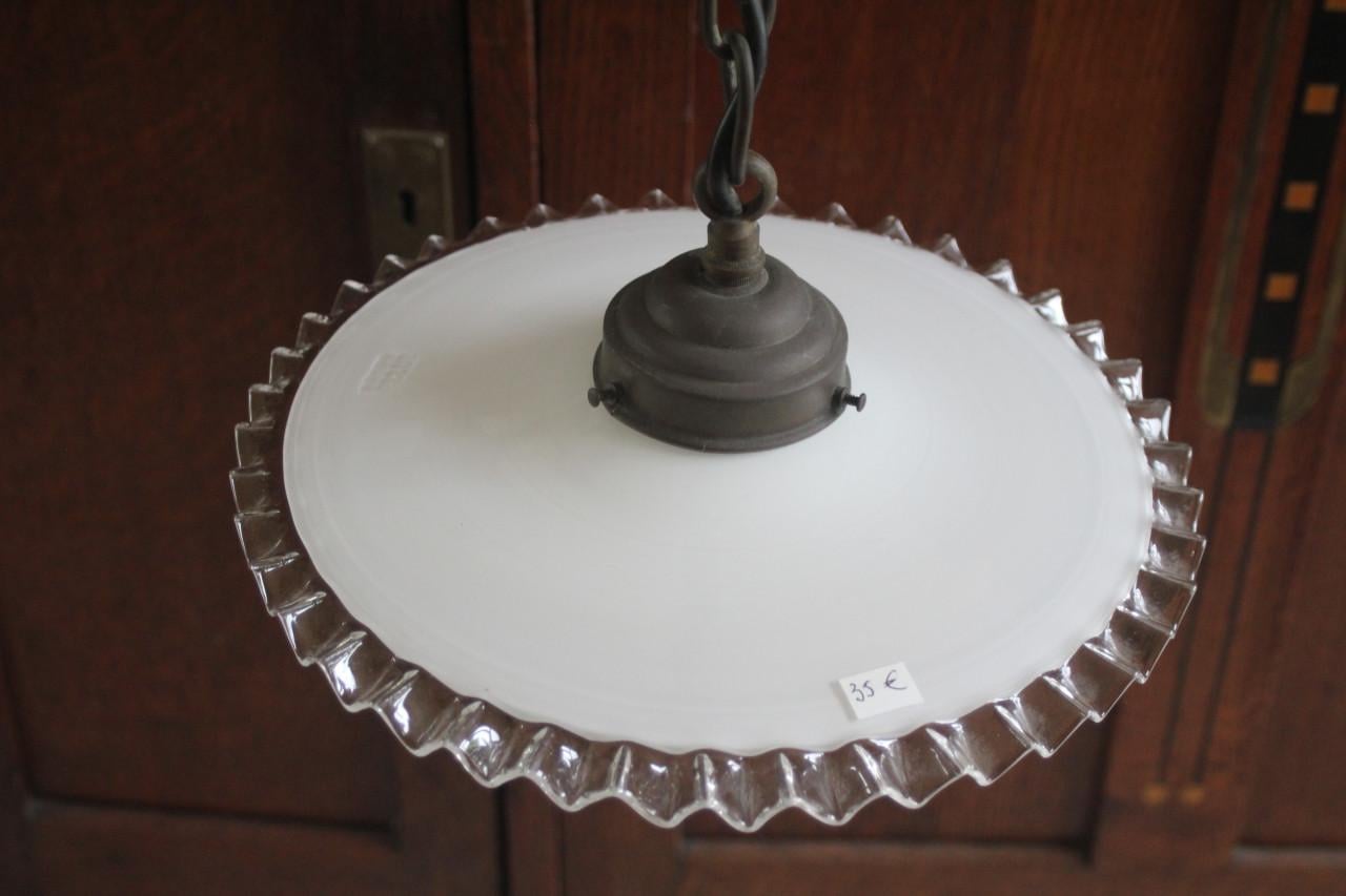 Lamp,, melk + doorzichtig geschulpt glas..Koper beslag