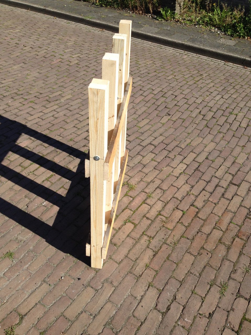Veel haardhout doorzagen met kettingzaag en robuste zaagbok